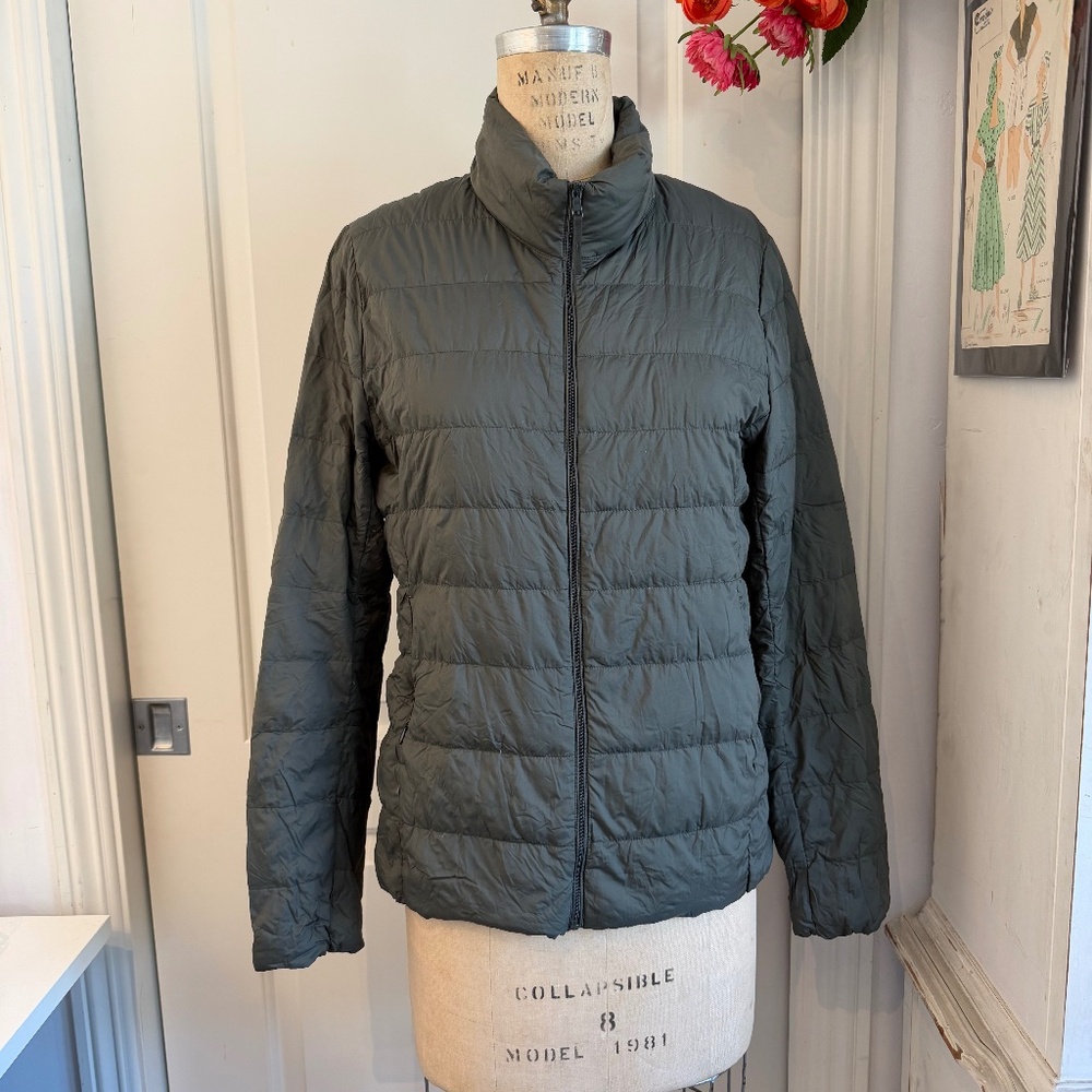 Uniqlo Packable ultra light down puffer jacket - sz M
